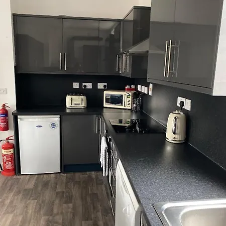 8 Bed 9 Bath Ensuite House With Hot Tub And Free Parking *