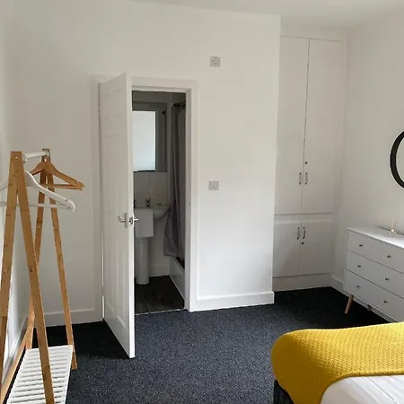 8 Bed 9 Bath Ensuite House With Hot Tub And Free Parking