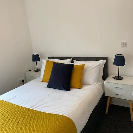 8 Bed 9 Bath Ensuite House With Hot Tub And Free Parking *