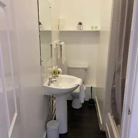 8 Bed 9 Bath Ensuite House With Hot Tub And Free Parking *