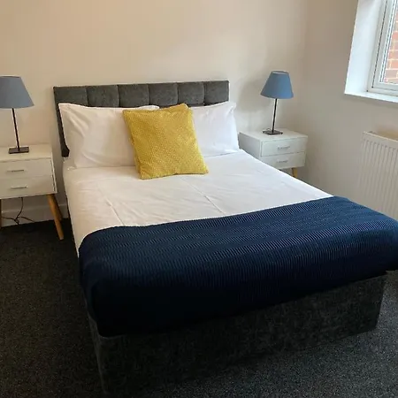 Dom wakacyjny 8 Bed 9 Bath Ensuite House With Hot Tub And Free Parking *