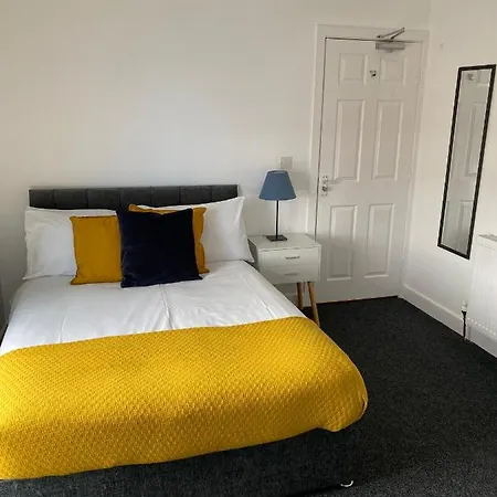 Dom wakacyjny 8 Bed 9 Bath Ensuite House With Hot Tub And Free Parking Sheffield